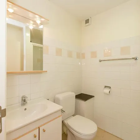 Holiday home Luxurious Cottage With Jacuzzi In Burnontige